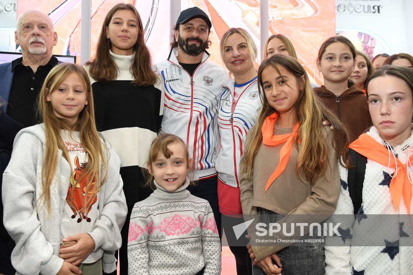 International RUSSIA EXPO forum and exhibition. Celebrity guests Ilya Averbukh and Sergei Karyakin tour Crimea stand