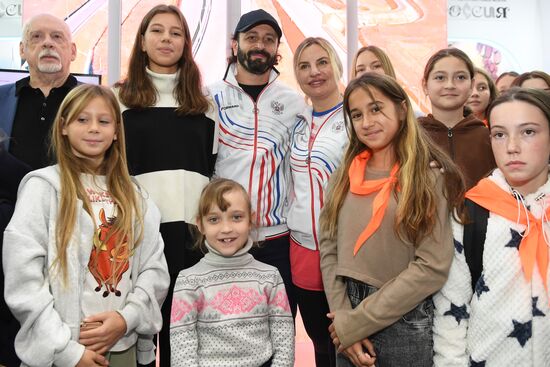 International RUSSIA EXPO forum and exhibition. Celebrity guests Ilya Averbukh and Sergei Karyakin tour Crimea stand