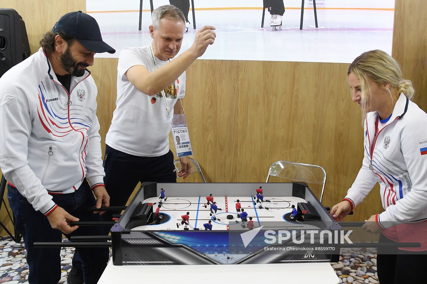 International RUSSIA EXPO forum and exhibition. Celebrity guests Ilya Averbukh and Sergei Karyakin tour Crimea stand