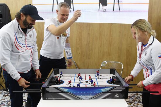 International RUSSIA EXPO forum and exhibition. Celebrity guests Ilya Averbukh and Sergei Karyakin tour Crimea stand