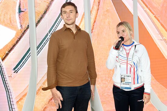 International RUSSIA EXPO forum and exhibition. Celebrity guests Ilya Averbukh and Sergei Karyakin tour Crimea stand