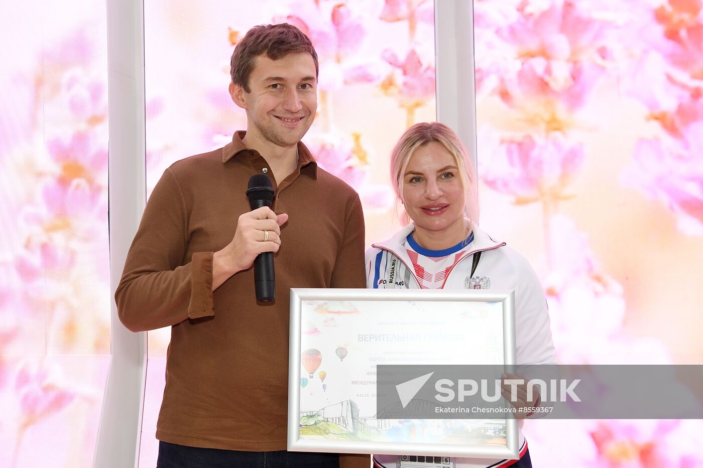 International RUSSIA EXPO forum and exhibition. Celebrity guests Ilya Averbukh and Sergei Karyakin tour Crimea stand