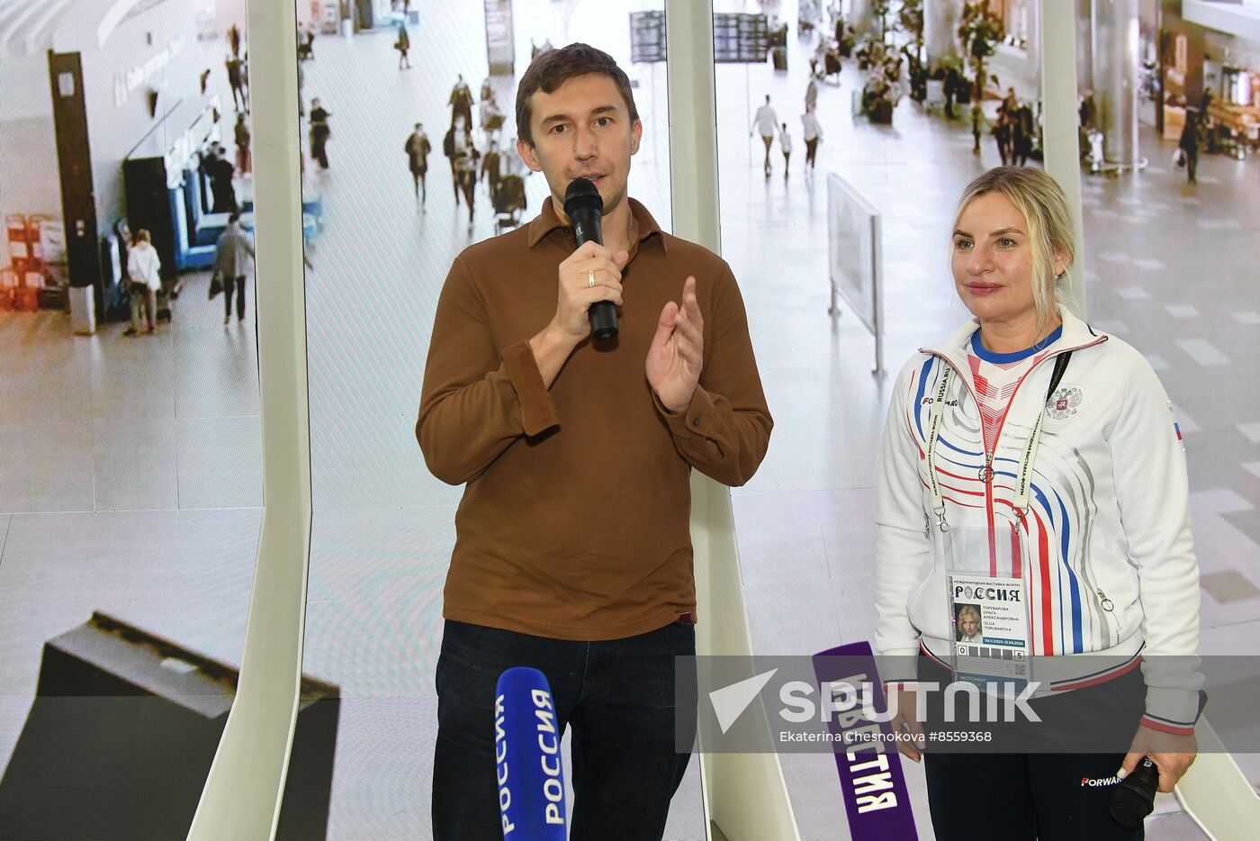 International RUSSIA EXPO forum and exhibition. Celebrity guests Ilya Averbukh and Sergei Karyakin tour Crimea stand