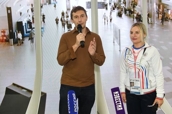 International RUSSIA EXPO forum and exhibition. Celebrity guests Ilya Averbukh and Sergei Karyakin tour Crimea stand