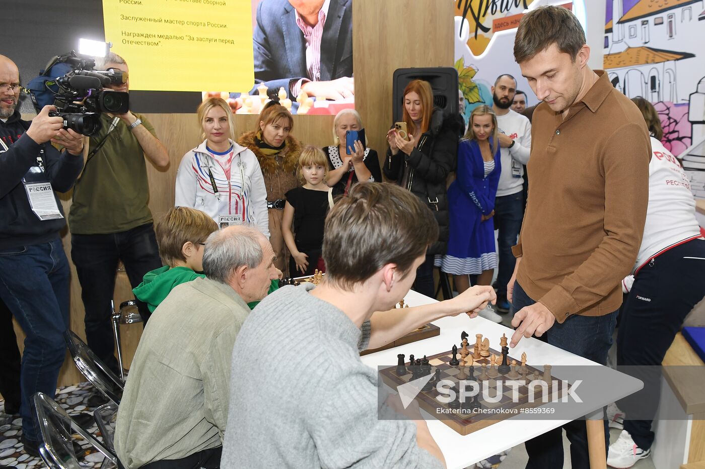 International RUSSIA EXPO forum and exhibition. Celebrity guests Ilya Averbukh and Sergei Karyakin tour Crimea stand