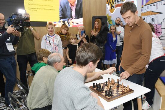 International RUSSIA EXPO forum and exhibition. Celebrity guests Ilya Averbukh and Sergei Karyakin tour Crimea stand