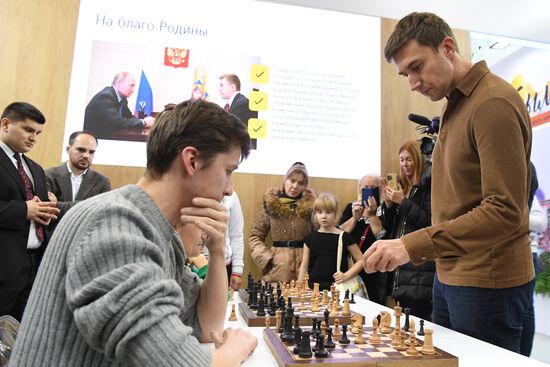 International RUSSIA EXPO forum and exhibition. Celebrity guests Ilya Averbukh and Sergei Karyakin tour Crimea stand