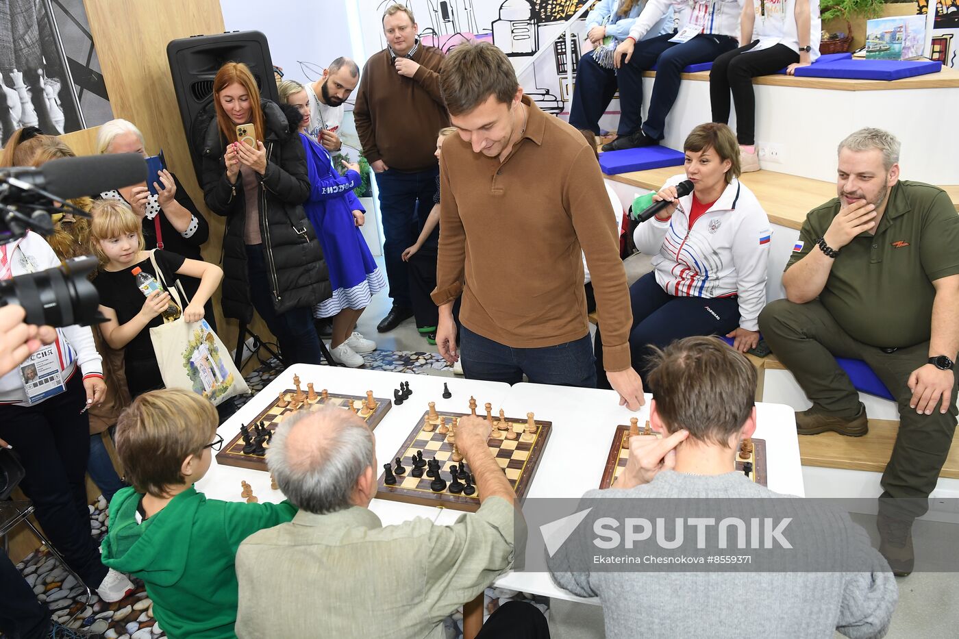 International RUSSIA EXPO forum and exhibition. Celebrity guests Ilya Averbukh and Sergei Karyakin tour Crimea stand