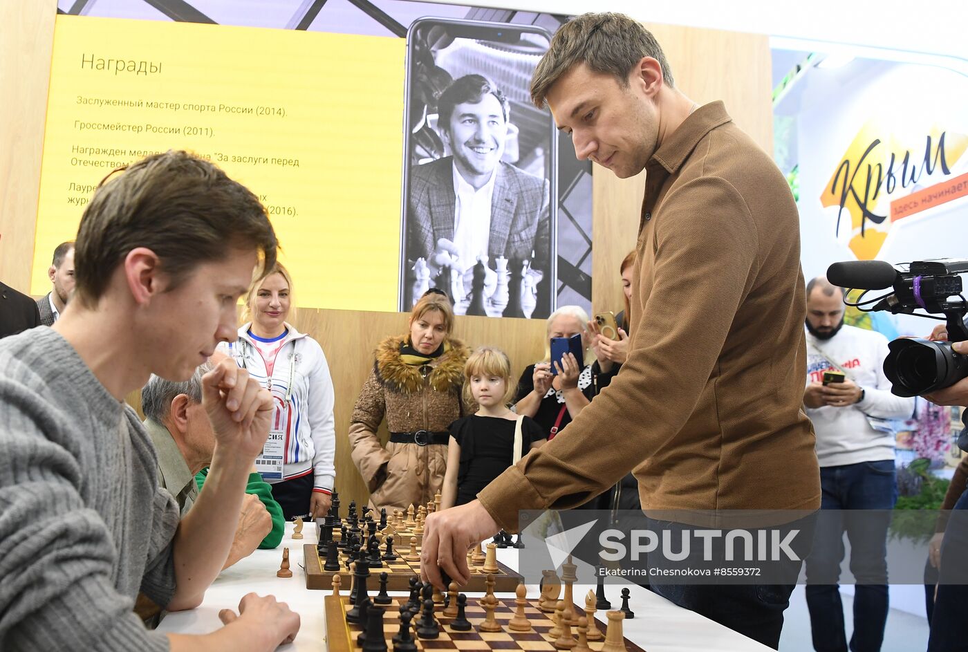 International RUSSIA EXPO forum and exhibition. Celebrity guests Ilya Averbukh and Sergei Karyakin tour Crimea stand