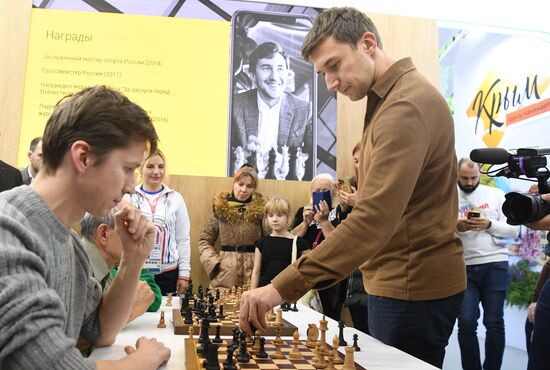 International RUSSIA EXPO forum and exhibition. Celebrity guests Ilya Averbukh and Sergei Karyakin tour Crimea stand