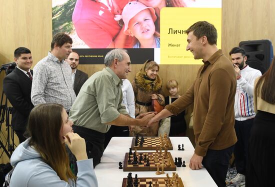 International RUSSIA EXPO forum and exhibition. Celebrity guests Ilya Averbukh and Sergei Karyakin tour Crimea stand