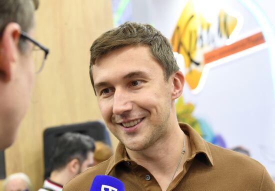 International RUSSIA EXPO forum and exhibition. Celebrity guests Ilya Averbukh and Sergei Karyakin tour Crimea stand