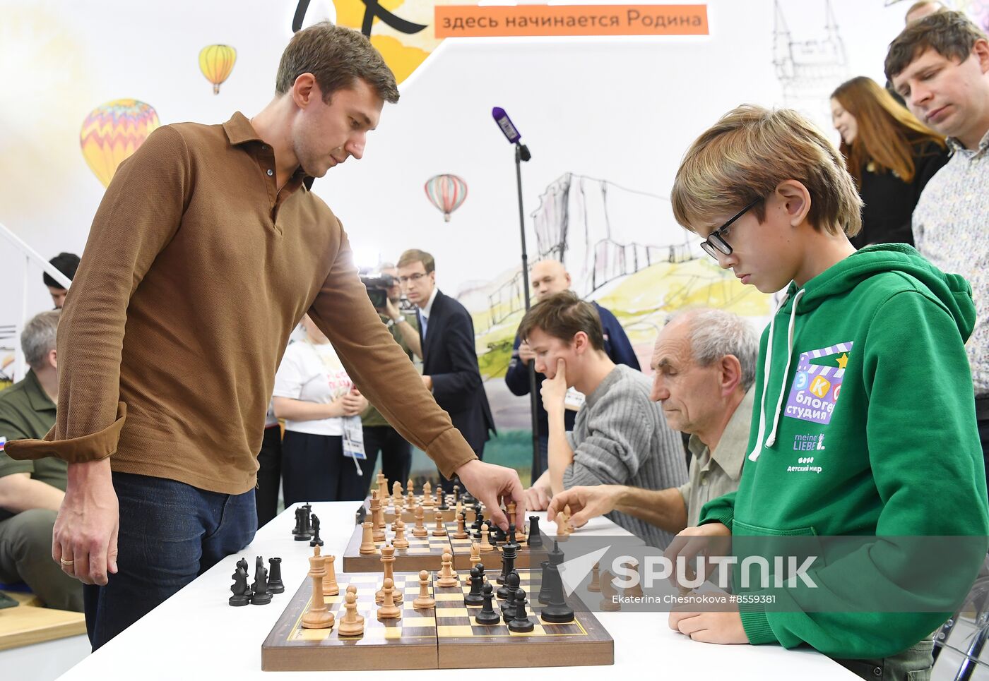 International RUSSIA EXPO forum and exhibition. Celebrity guests Ilya Averbukh and Sergei Karyakin tour Crimea stand