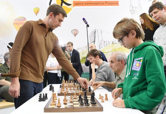 International RUSSIA EXPO forum and exhibition. Celebrity guests Ilya Averbukh and Sergei Karyakin tour Crimea stand