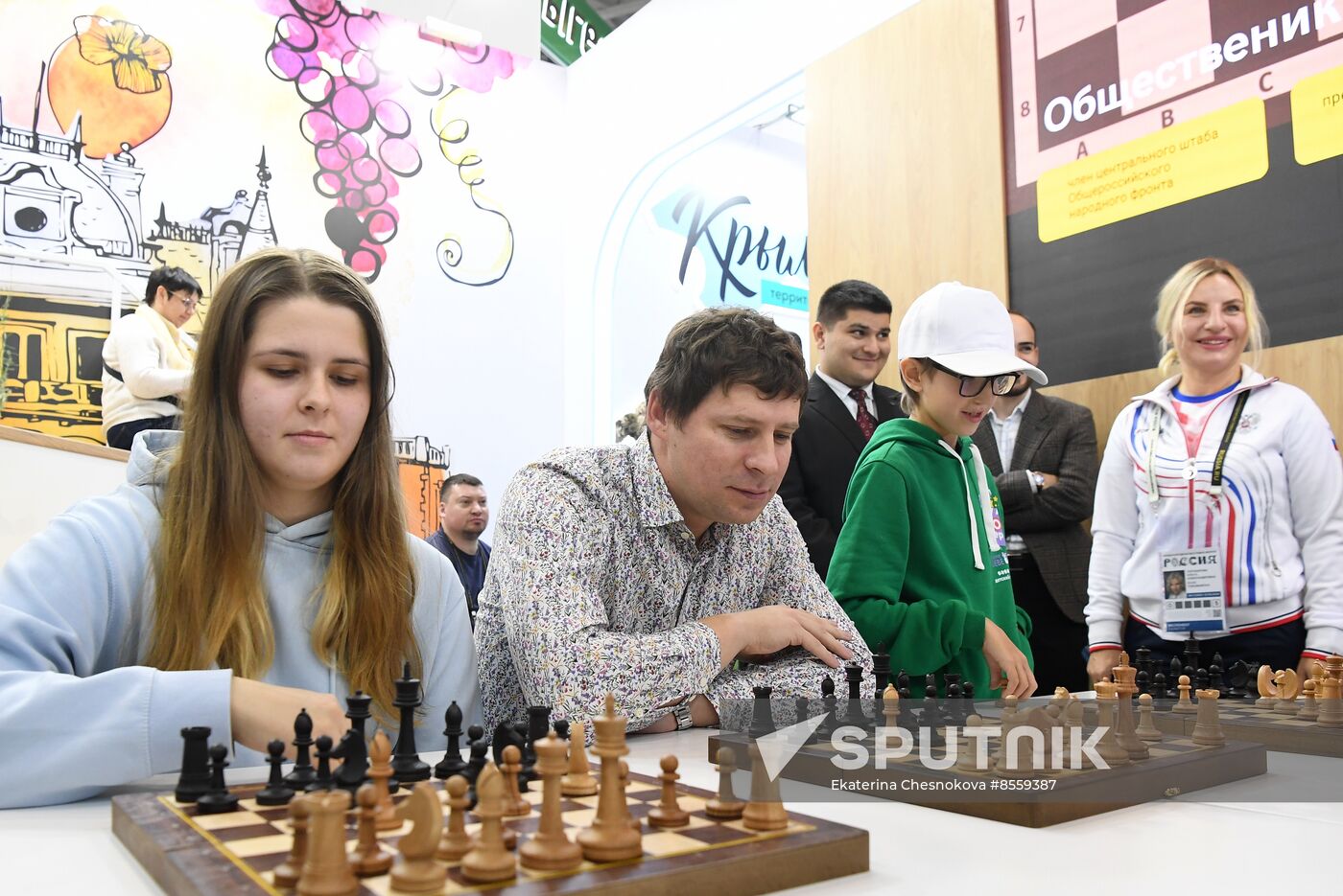 International RUSSIA EXPO forum and exhibition. Celebrity guests Ilya Averbukh and Sergei Karyakin tour Crimea stand