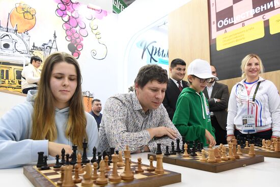 International RUSSIA EXPO forum and exhibition. Celebrity guests Ilya Averbukh and Sergei Karyakin tour Crimea stand