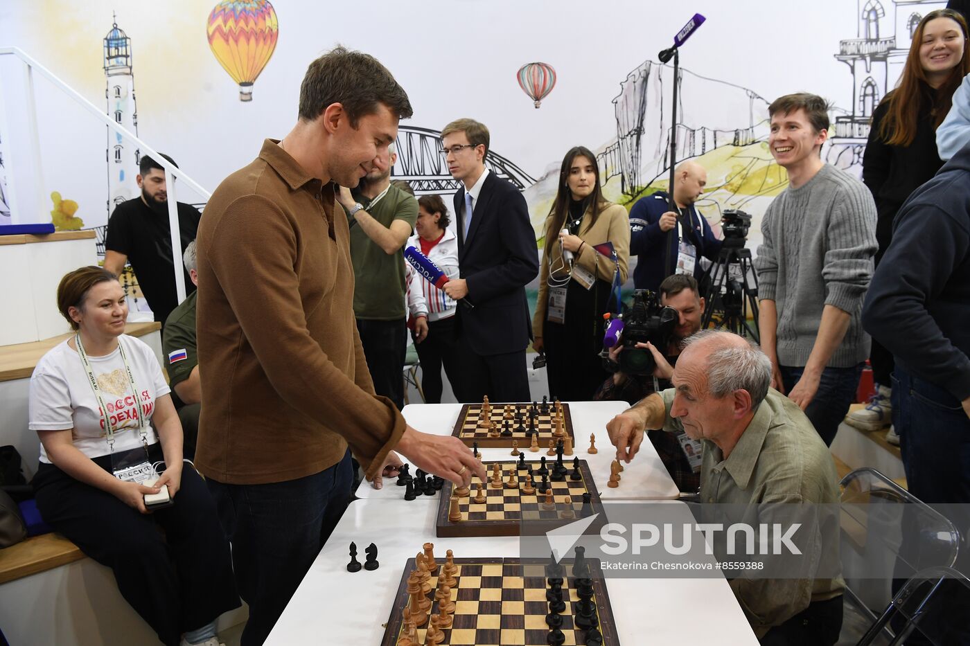 International RUSSIA EXPO forum and exhibition. Celebrity guests Ilya Averbukh and Sergei Karyakin tour Crimea stand