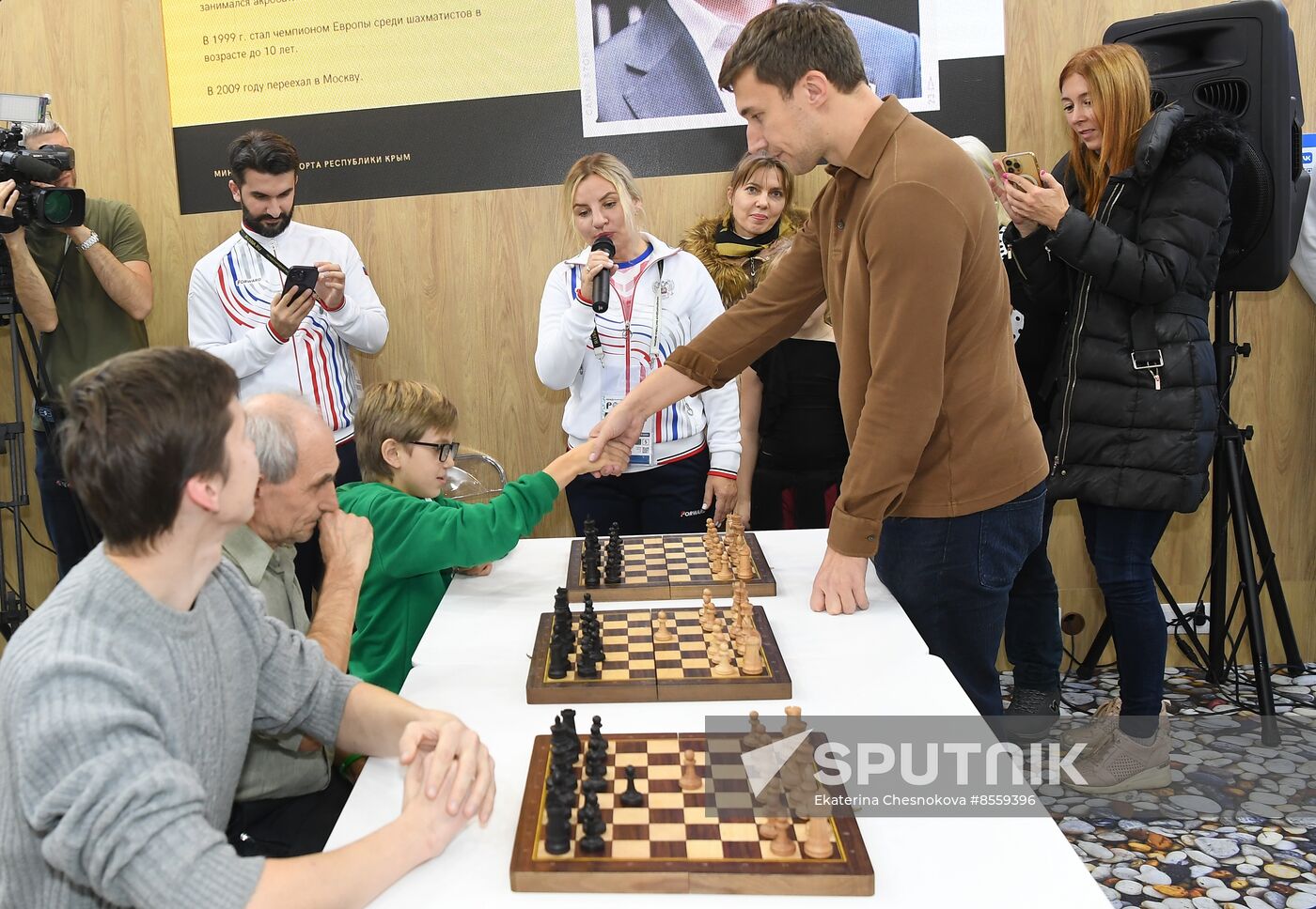 International RUSSIA EXPO forum and exhibition. Celebrity guests Ilya Averbukh and Sergei Karyakin tour Crimea stand