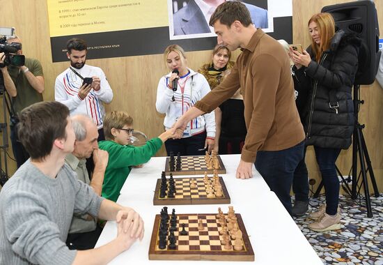 International RUSSIA EXPO forum and exhibition. Celebrity guests Ilya Averbukh and Sergei Karyakin tour Crimea stand
