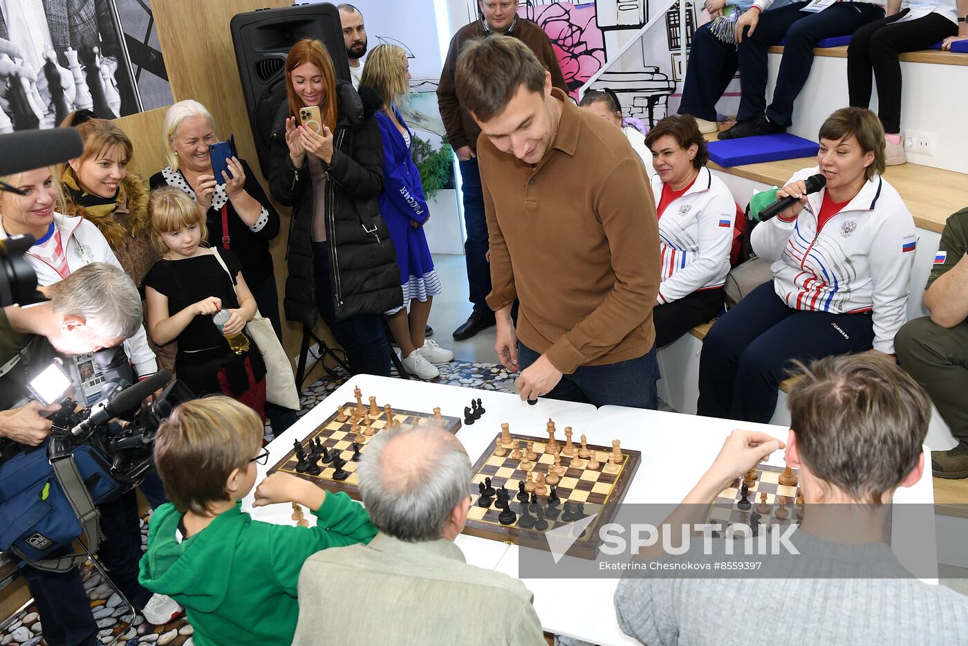 International RUSSIA EXPO forum and exhibition. Celebrity guests Ilya Averbukh and Sergei Karyakin tour Crimea stand