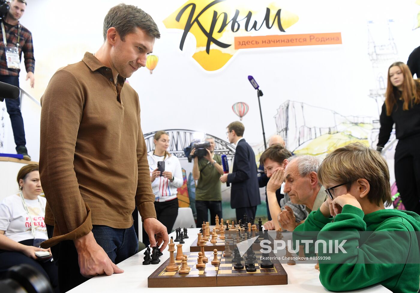 International RUSSIA EXPO forum and exhibition. Celebrity guests Ilya Averbukh and Sergei Karyakin tour Crimea stand