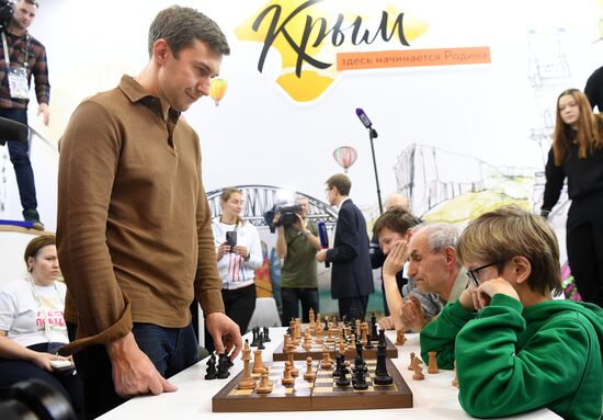 International RUSSIA EXPO forum and exhibition. Celebrity guests Ilya Averbukh and Sergei Karyakin tour Crimea stand