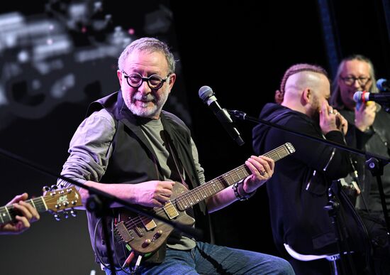 International RUSSIA EXPO forum and exhibition. Concert with Yevgeny Margulis and Timur Vedernikov, Singing Favorite Songs Together