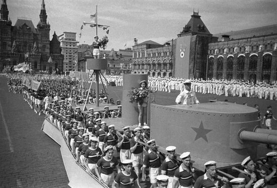 Athletes parade on Moscow's Red Square