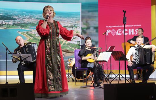 RUSSIA EXPO. Russian folk bands battle