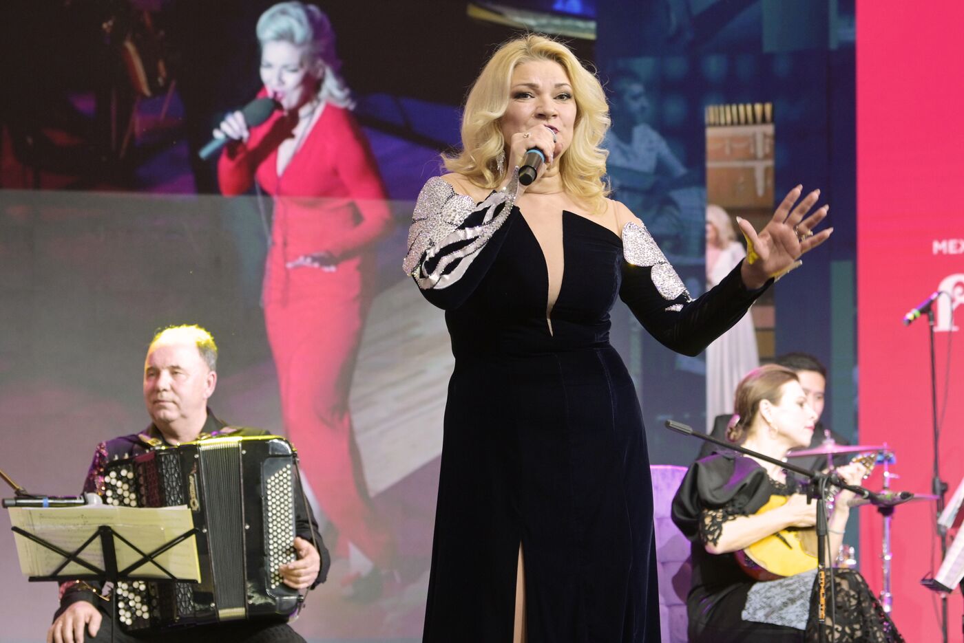 RUSSIA EXPO. Russian folk bands battle