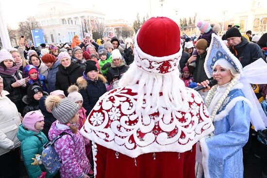 The International RUSSIA EXPO forum and exhibition. Celebrations of the birthday of Father Frost from Veliky Ustyug. Location: Russia, Moscow. Author: Sergey Pyatakov/Sputnik. RUSSIA EXPO. Birthday celebration of Father Frost from Veliky Ustyug