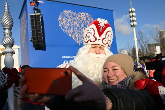 The International RUSSIA EXPO forum and exhibition. Celebrations of the birthday of Father Frost from Veliky Ustyug. Location: Russia, Moscow. Author: Sergey Pyatakov/Sputnik. RUSSIA EXPO. Birthday celebration of Father Frost from Veliky Ustyug