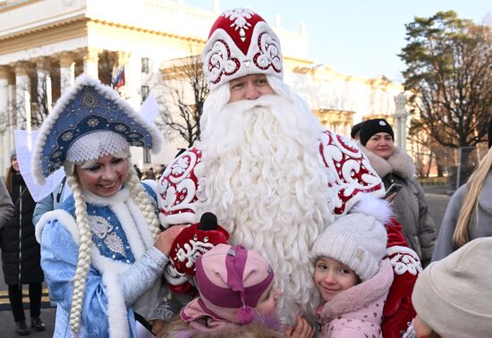 The International RUSSIA EXPO forum and exhibition. Celebrations of the birthday of Father Frost from Veliky Ustyug. Location: Russia, Moscow. Author: Sergey Pyatakov/Sputnik. RUSSIA EXPO. Birthday celebration of Father Frost from Veliky Ustyug
