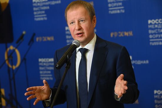 The International RUSSIA EXPO forum and exhibition. The International RUSSIA EXPO forum and exhibition. Day of the Altai Territory. A media scrum with Governor of the Altai Territory Viktor Tomenko, Pavilion 75. Location: Russia, Moscow. Author: Kirill Zykov/Sputnik. RUSSIA EXPO. Day of the Altai Territory