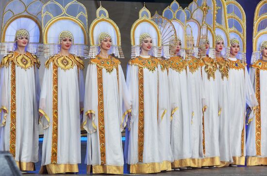 The International RUSSIA EXPO forum and exhibition. A show on the Main Stage. Location: Russia, Moscow. Author: Mikhail Voskresenskiy/Sputnik. RUSSIA EXPO. Father Frost Days - Tol Babai.