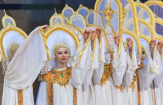 The International RUSSIA EXPO forum and exhibition. Father Frost Days. A show on the Main Stage. Location: Russia, Moscow. Author: Mikhail Voskresenskiy/Sputnik. RUSSIA EXPO. Father Frost Days - Tol Babai.