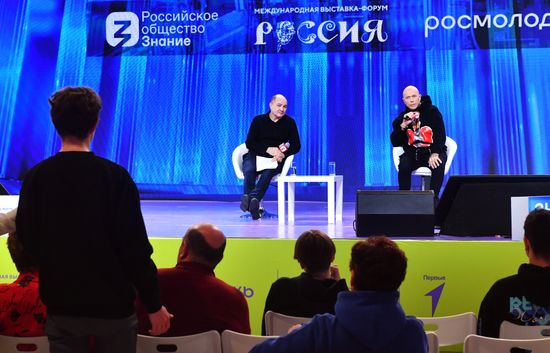 The International RUSSIA EXPO forum and exhibition. Right: Sergei Druzhko, head of the Inexplicably, Yet the Fact project. Location: Russia, Moscow. Author: Mikhail Voskresenskiy/Sputnik. RUSSIA EXPO. Inexplicably, Yet the Fact: Metaphysics of the Future. Meeting with Sergei Druzhko