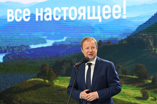 The International RUSSIA EXPO forum and exhibition. Governor of the Altai Territory Viktor Tomenko, Pavilion 75. Location: Russia, Moscow. Author: Ramil Sitdikov/Sputnik. RUSSIA EXPO. Day of the Altai Territory