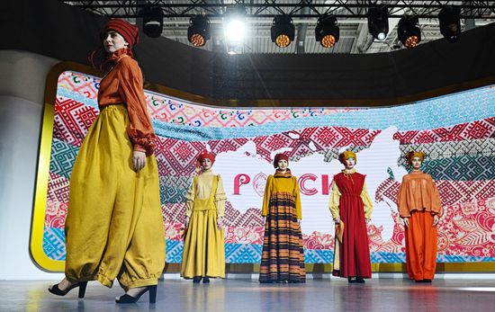 The International RUSSIA EXPO forum and exhibition. Day of the Altai Territory. An ethnic show and Altai the Craftsman, an interactive program with Altai artisans at Pavilion 75. A mosaic panel of Russia in the making. Location: Russia, Moscow. Author: Kirill Zykov/Sputnik. RUSSIA EXPO. Day of the Altai Territory