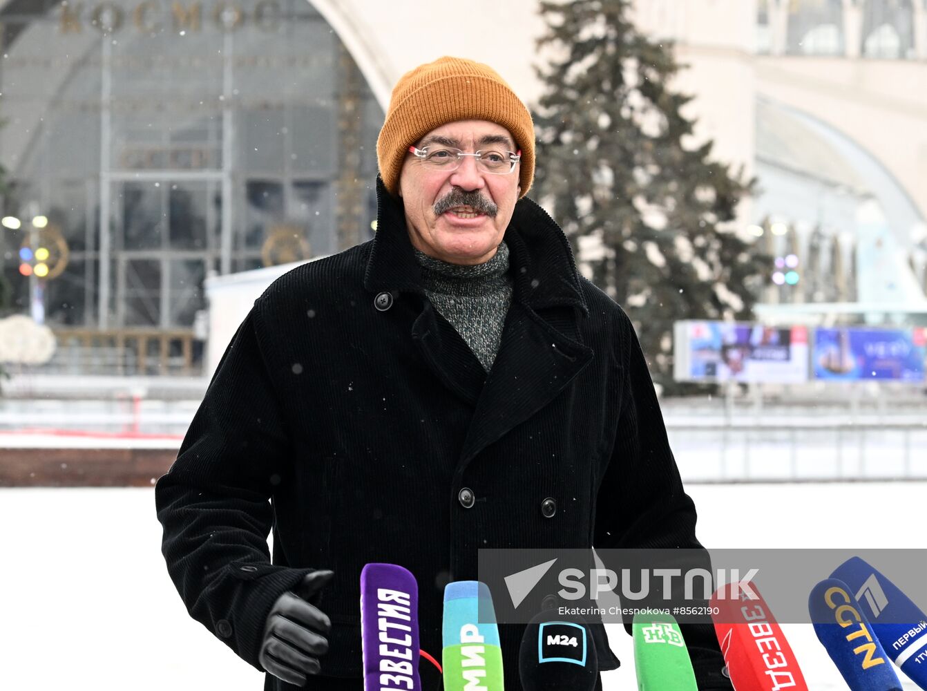 Assembling ice rink at VDNKh