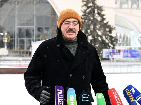 Assembling ice rink at VDNKh