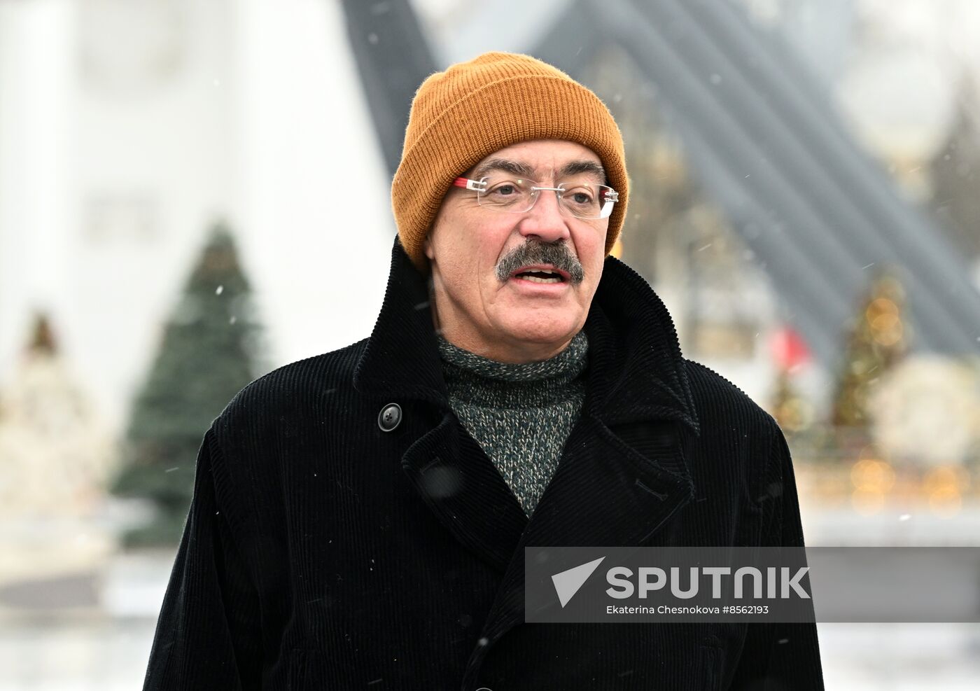 Assembling ice rink at VDNKh