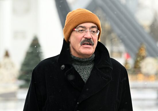 Assembling ice rink at VDNKh