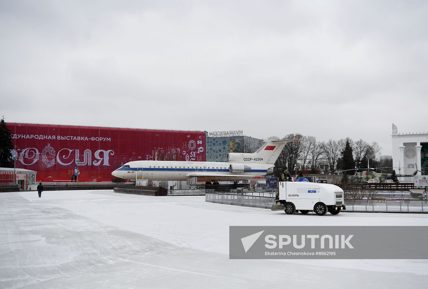 Assembling ice rink at VDNKh