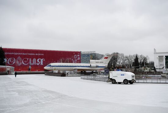 Assembling ice rink at VDNKh