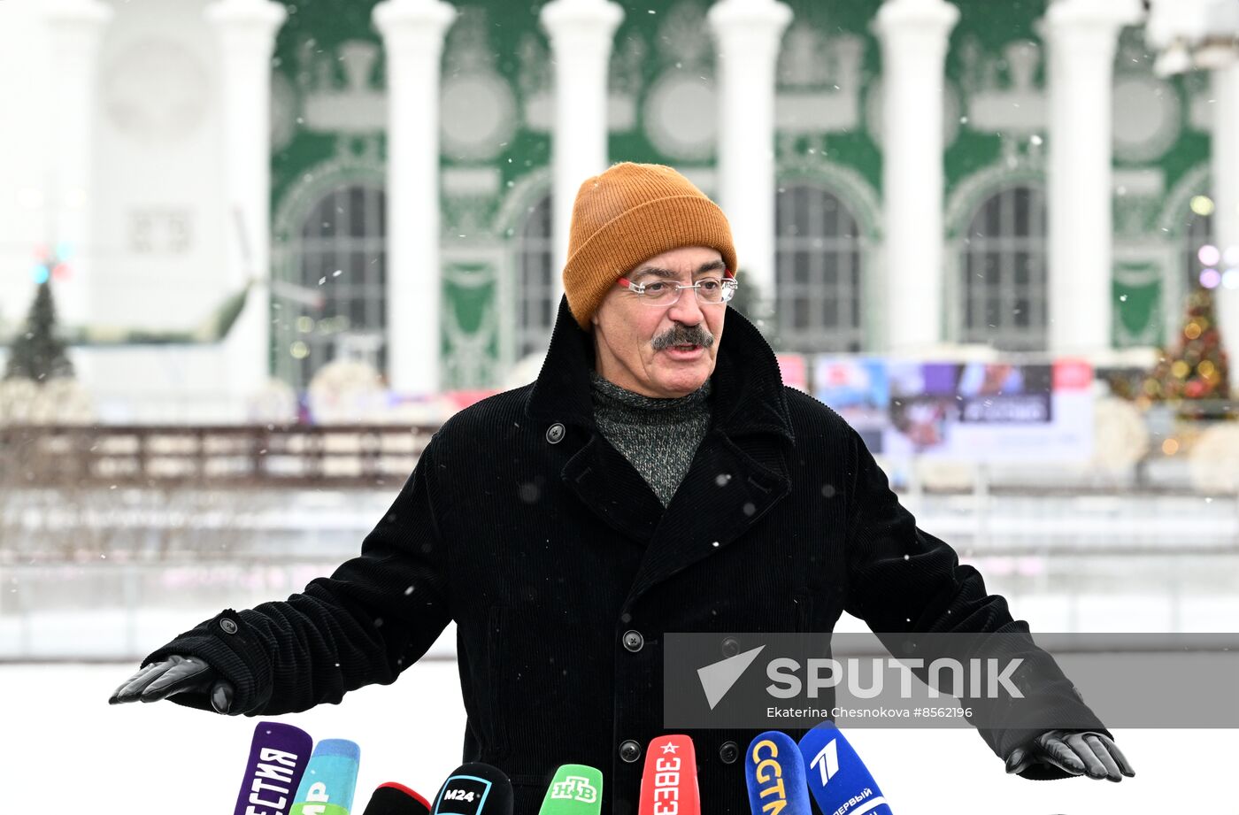 Assembling ice rink at VDNKh