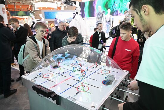 The RUSSIA EXPO International Forum and Exhibition. Table hockey at the stand of the Chelyabinsk Region. Location: Russia, Moscow. Author: Ilya Pitalev/Sputnik. International RUSSIA EXPO forum and exhibition