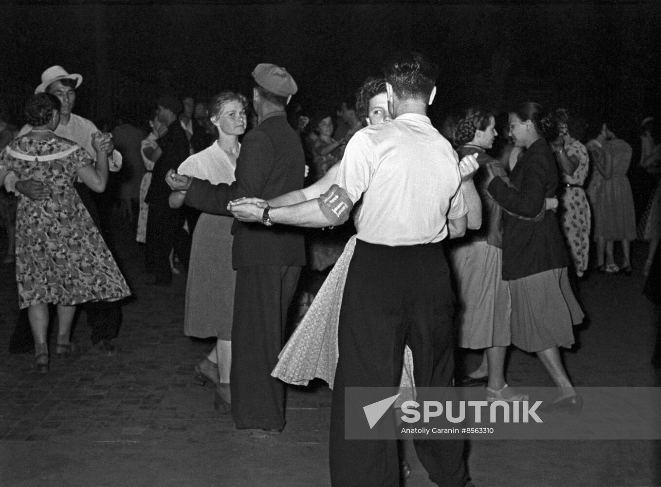 Gorlovka youth night off in Lenin Culture Center