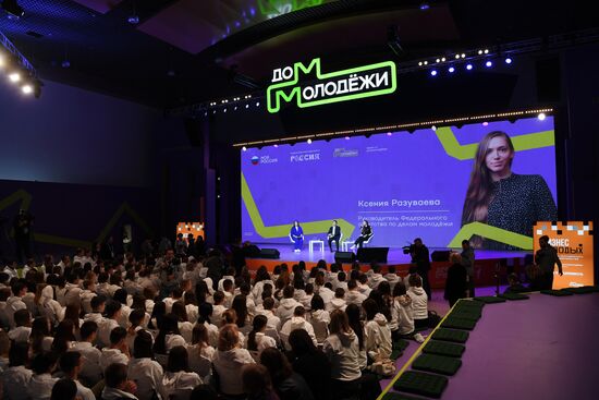 The RUSSIA EXPO International Forum and Exhibition. Meeting with participants in the My Russia tours from the Volnovakha District. Dmitry Artyukhov, Governor of the Yamalo-Nenets Autonomous Area, and Ksenia Razuvayeva, Director of the Federal Agency for Youth Affairs. Location: Russia, Moscow. Author: Ekaterina Chesnokova/Sputnik. RUSSIA EXPO. Yamal-Nenets Autonomous Area Day