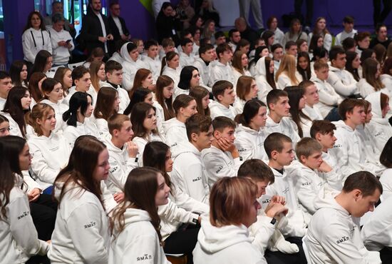 The RUSSIA EXPO International Forum and Exhibition. Dmitry Artyukhov, Governor of the Yamalo-Nenets Autonomous Area, and Ksenia Razuvayeva, Director of the Federal Agency for Youth Affairs, meet with participants in the My Russia tours from the Volnovakha District. Location: Russia, Moscow. Author: Ekaterina Chesnokova/Sputnik. RUSSIA EXPO. Yamal-Nenets Autonomous Area Day